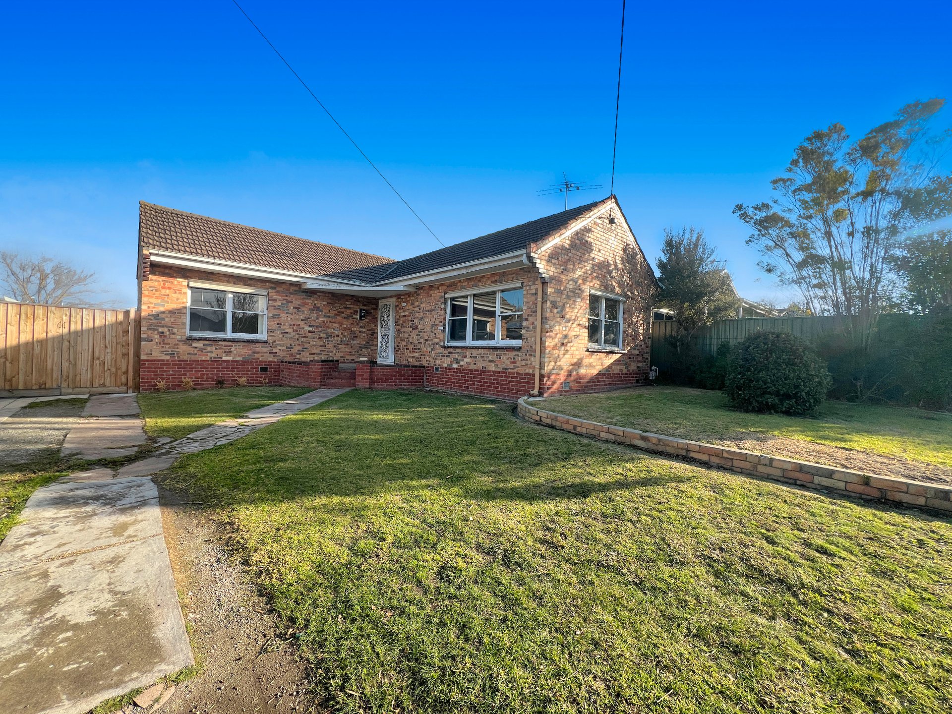 17 Weeroona Avenue, Hamlyn Heights image 1