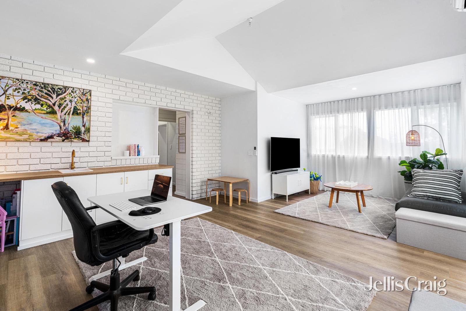 17 Wyuna Walk, Mooroolbark image 4