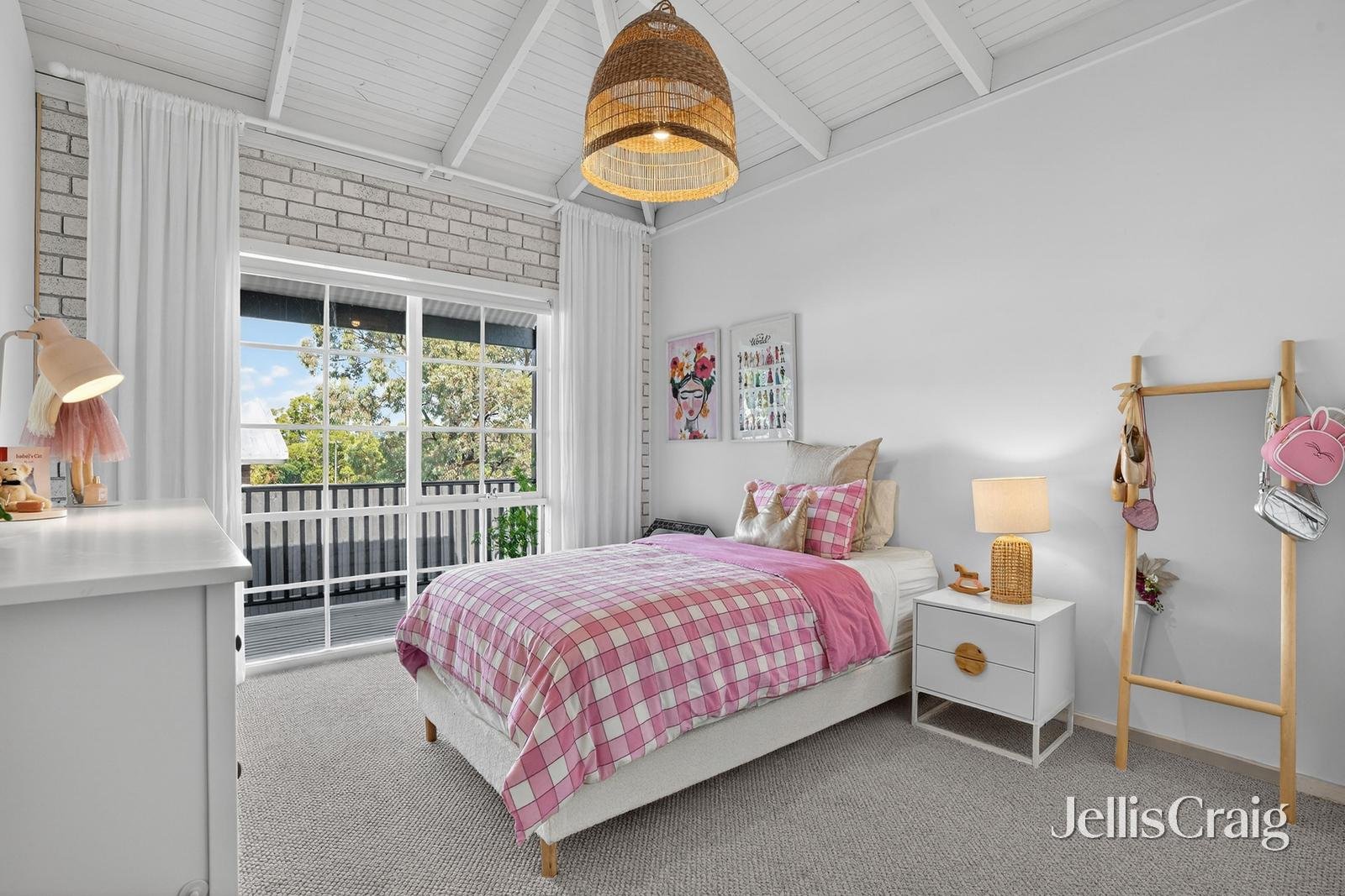 17 Wyuna Walk, Mooroolbark image 9