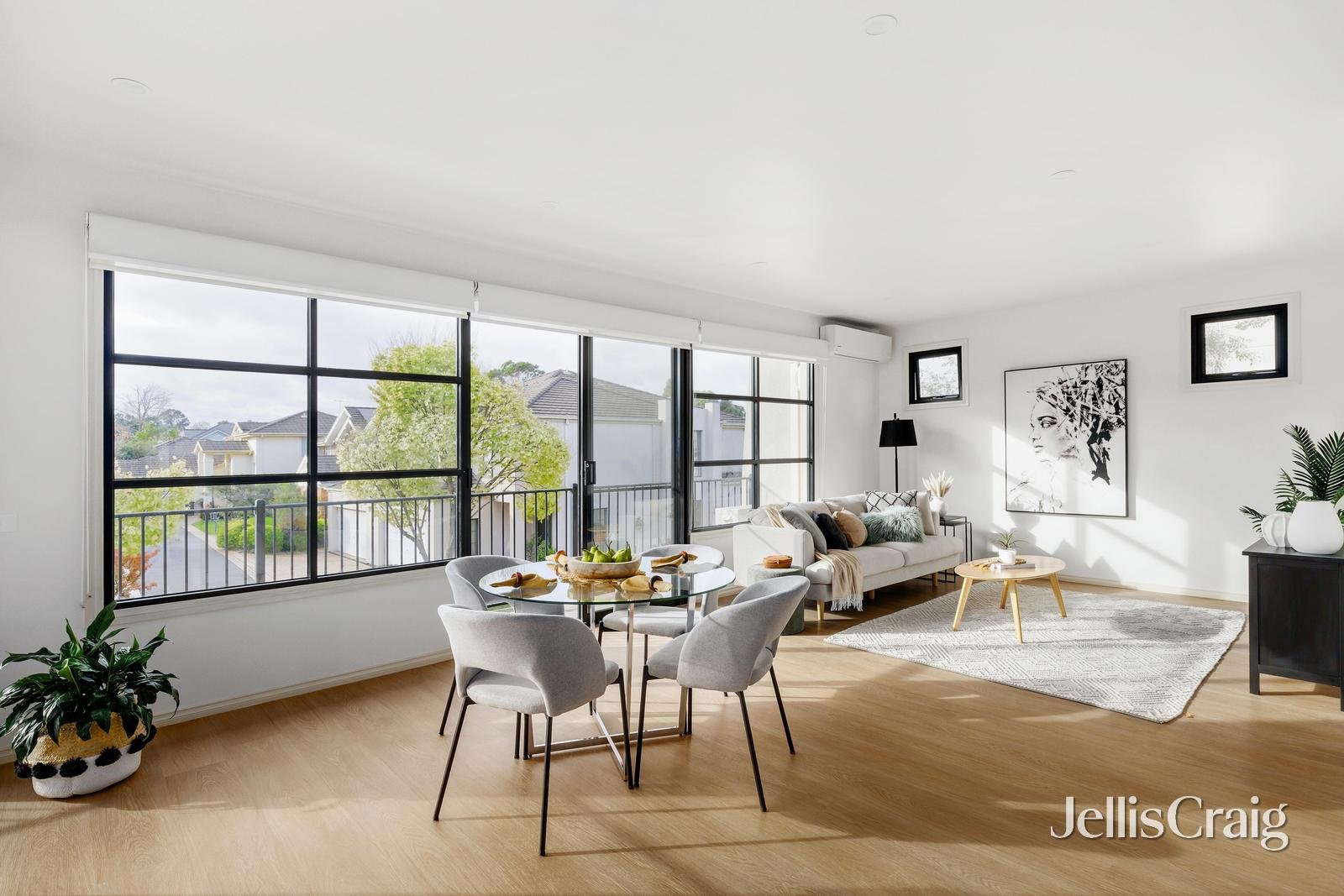 17/1 Conservatory Drive, Burwood image 1