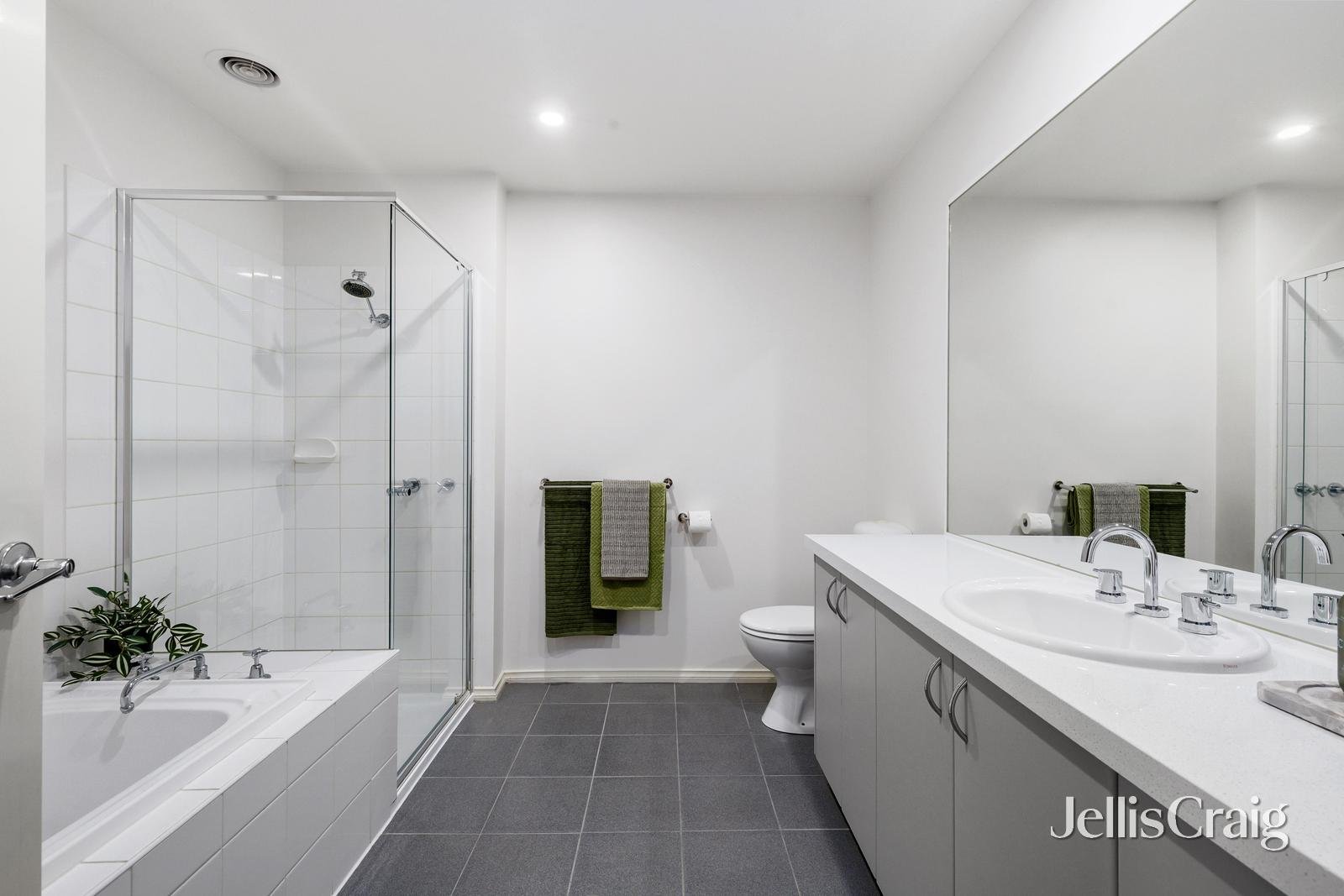 17/1 Conservatory Drive, Burwood image 5