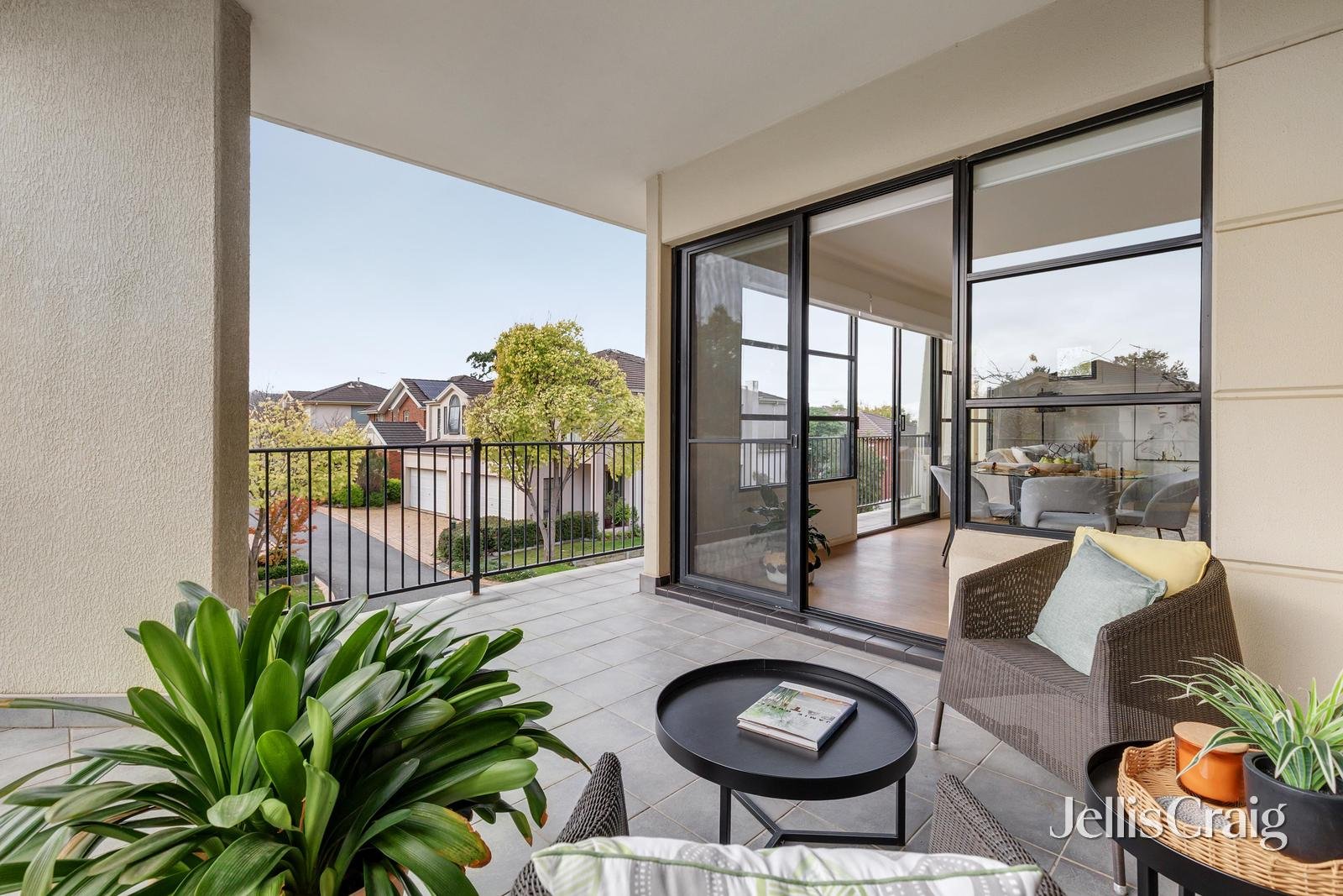 17/1 Conservatory Drive, Burwood image 6