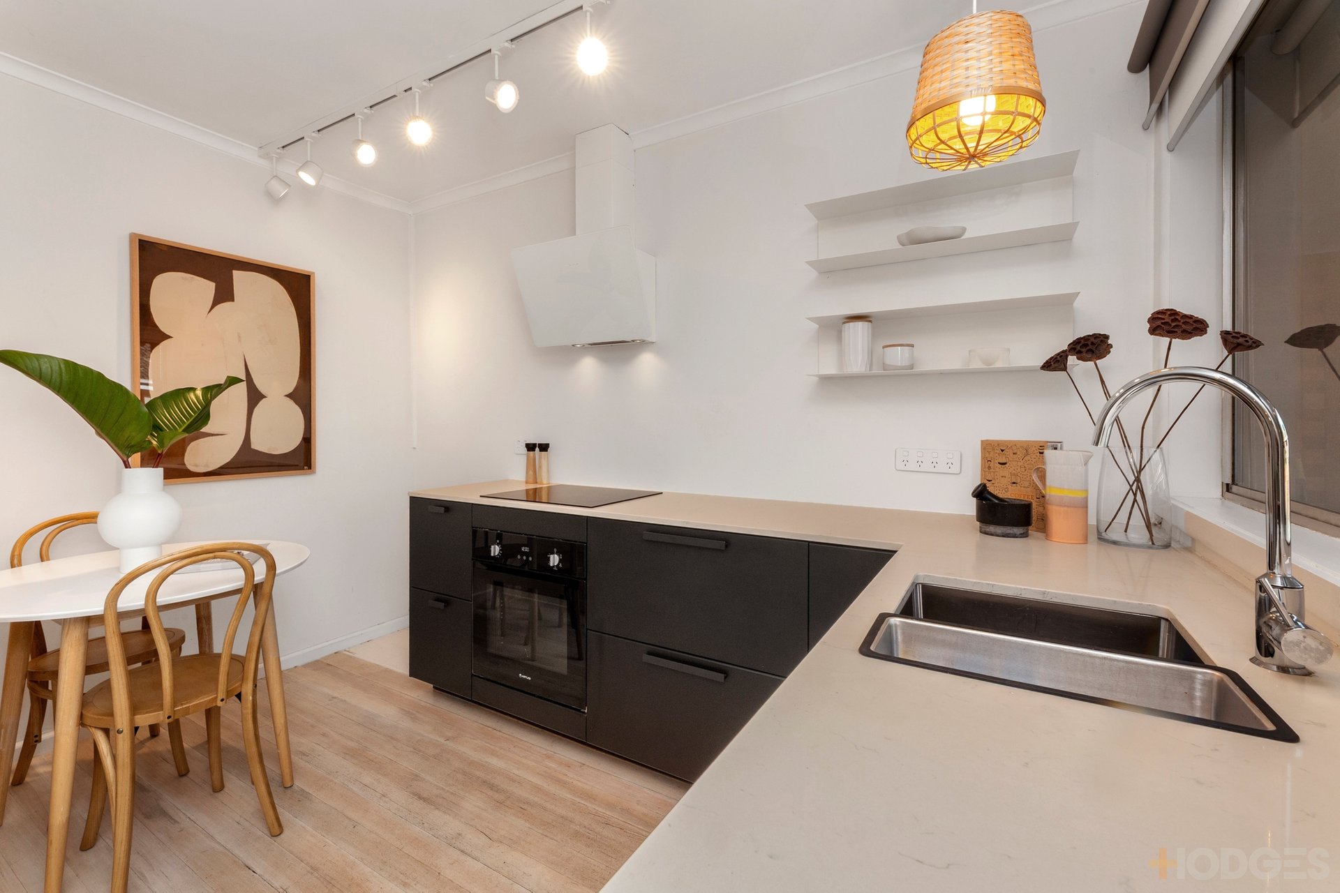 17 / 109 Weatherall Road Cheltenham