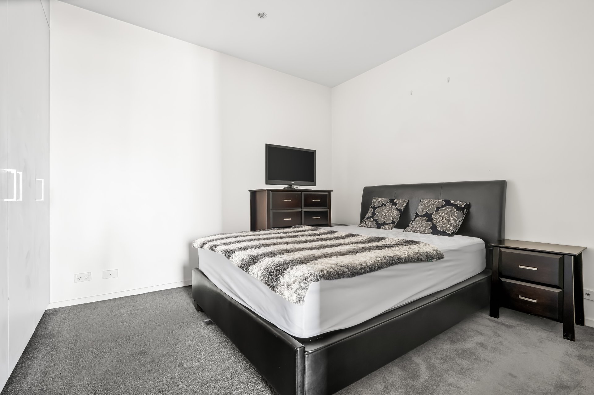1712/620 Collins Street, Melbourne image 5