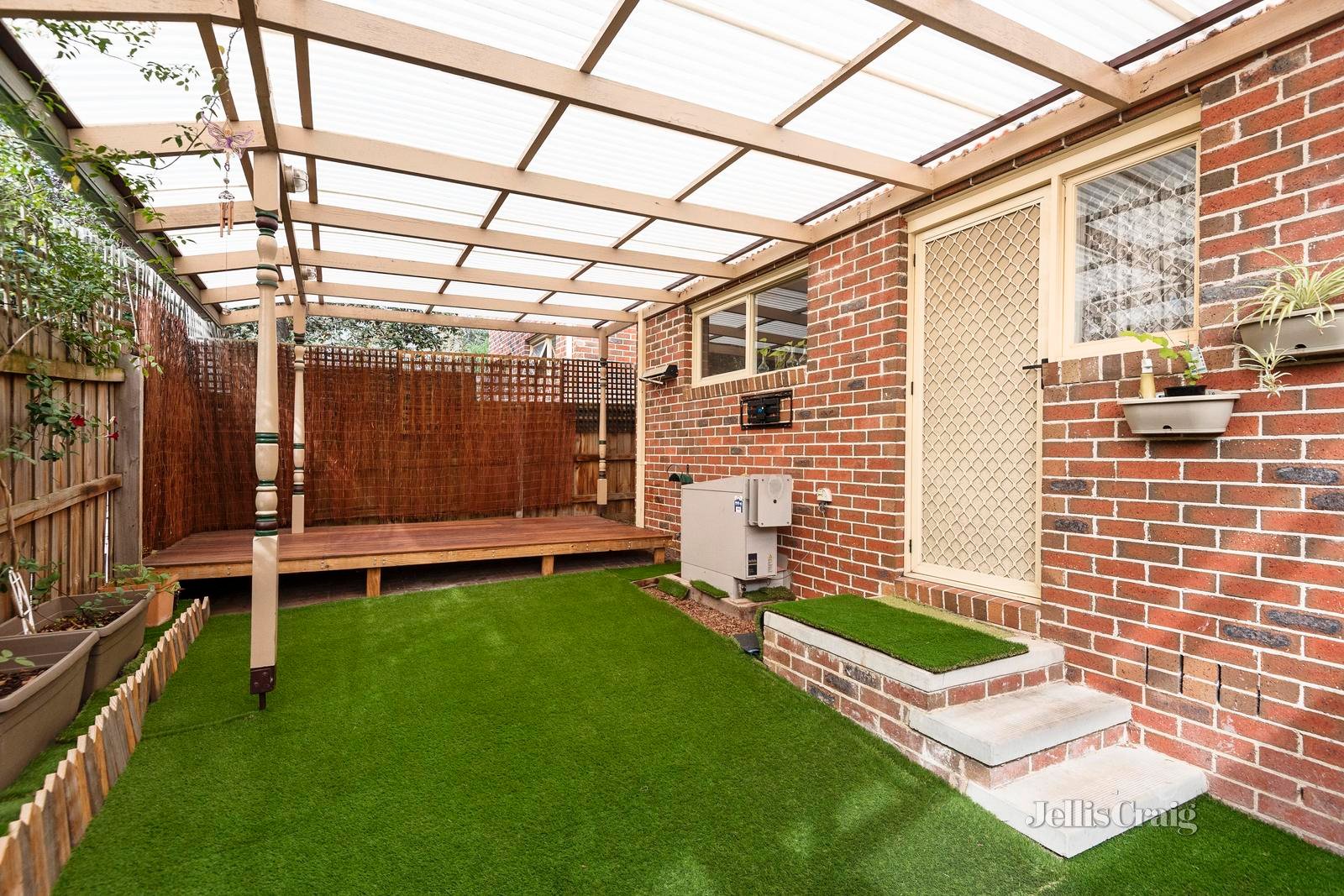 17/207-209 Reynolds Road, Doncaster East image 6