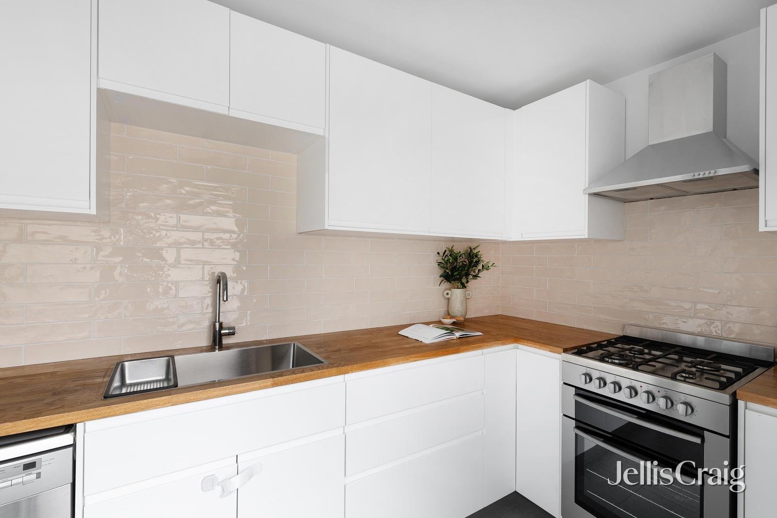 174 Nell Street, Greensborough image 4