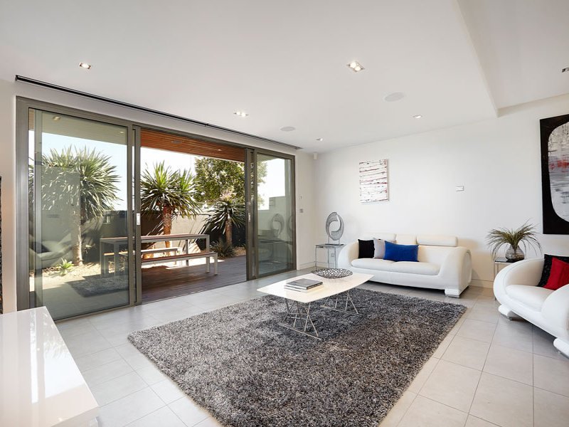 1/79 Marine Parade, Elwood image 2
