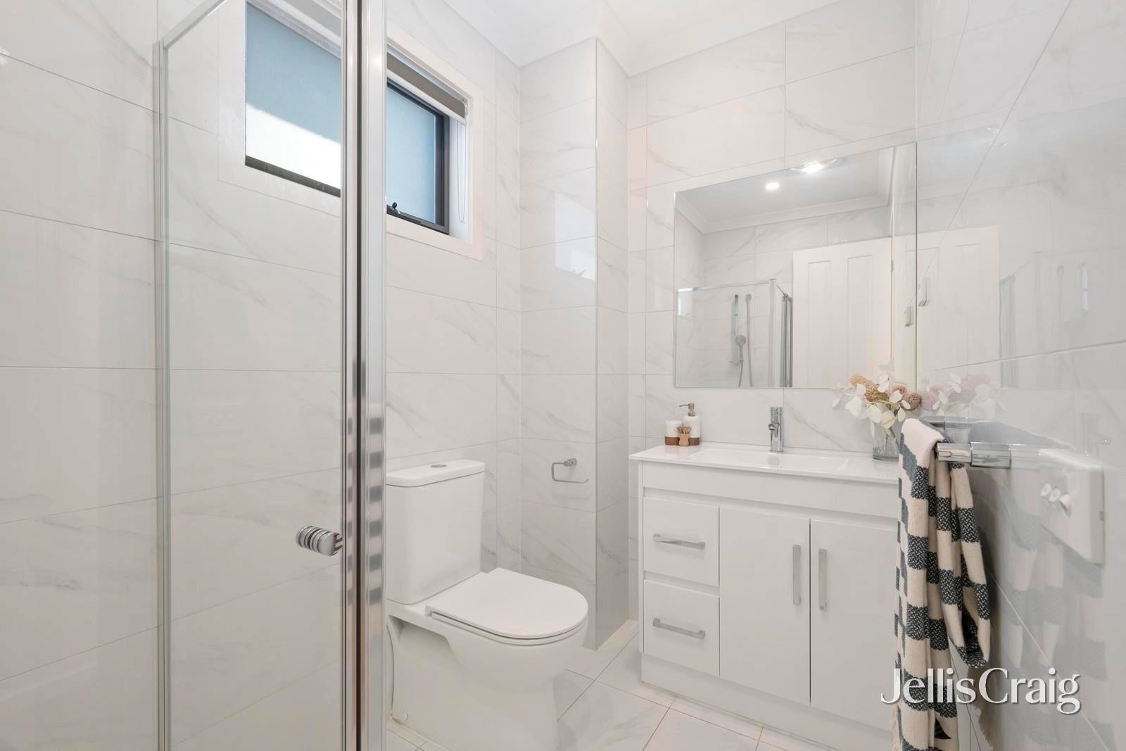 17a Lockhart Court, Kilsyth image 9