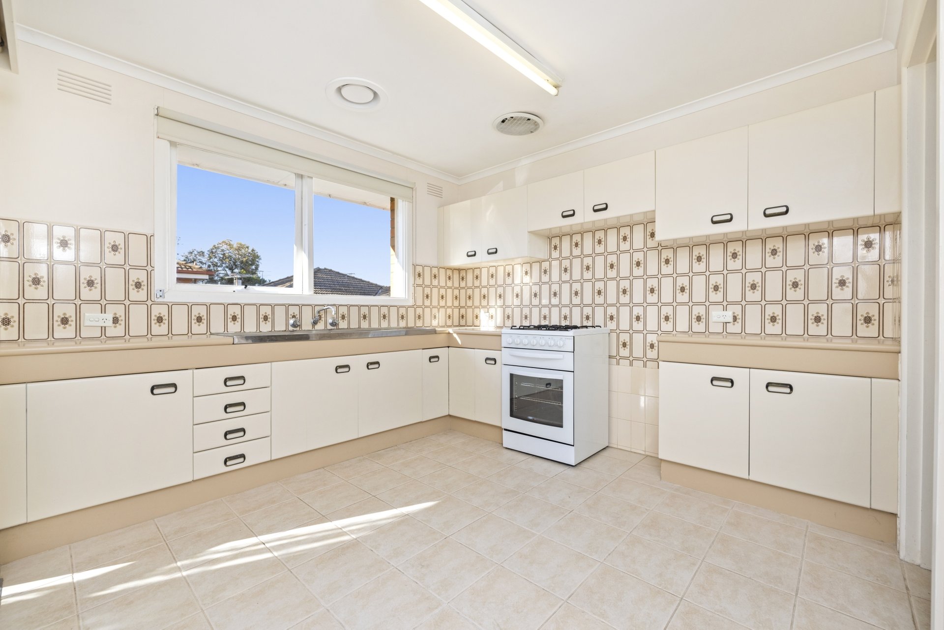 1/8 Ashted Road, Box Hill image 4