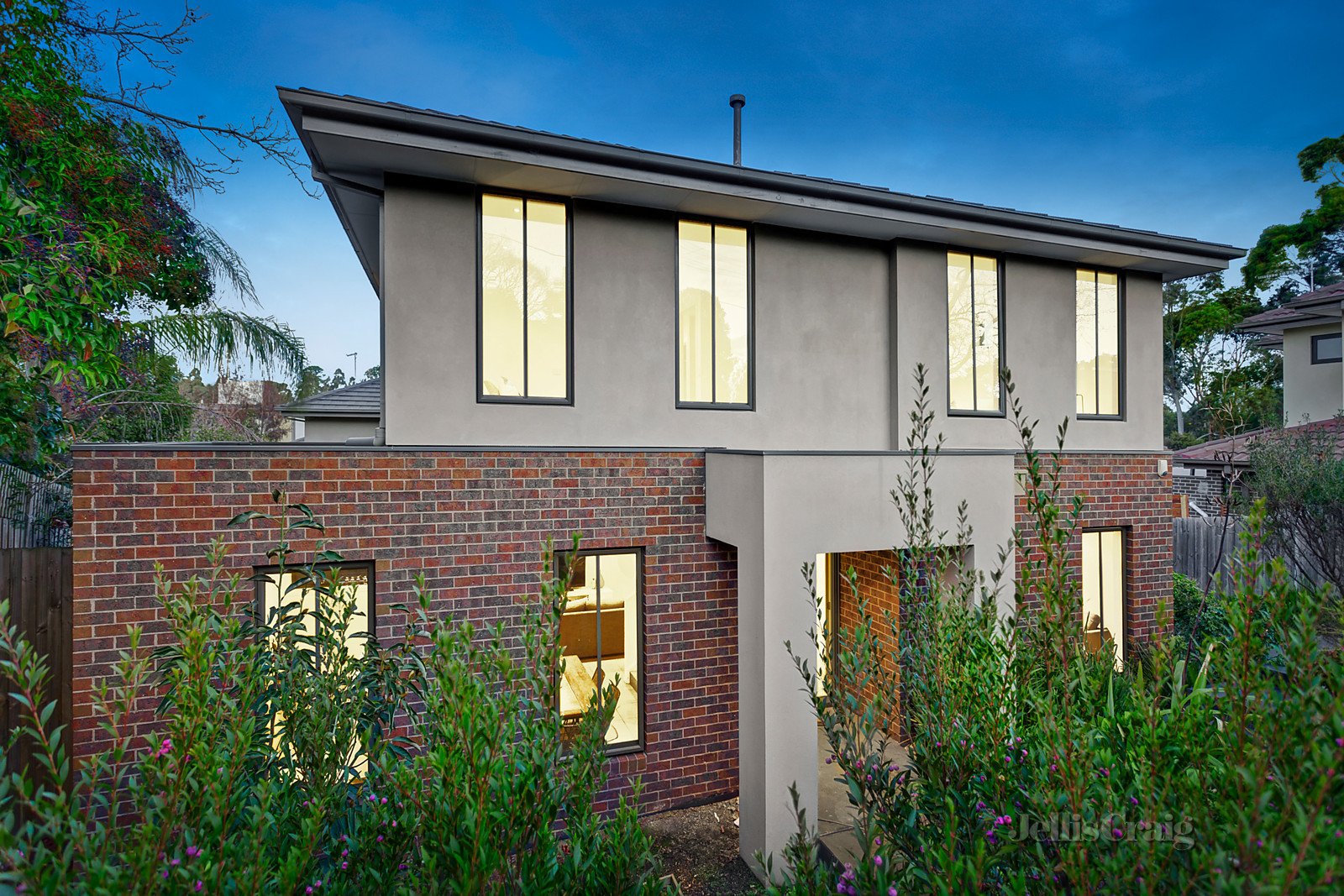 1/8 Boronia Grove, Doncaster East image 2