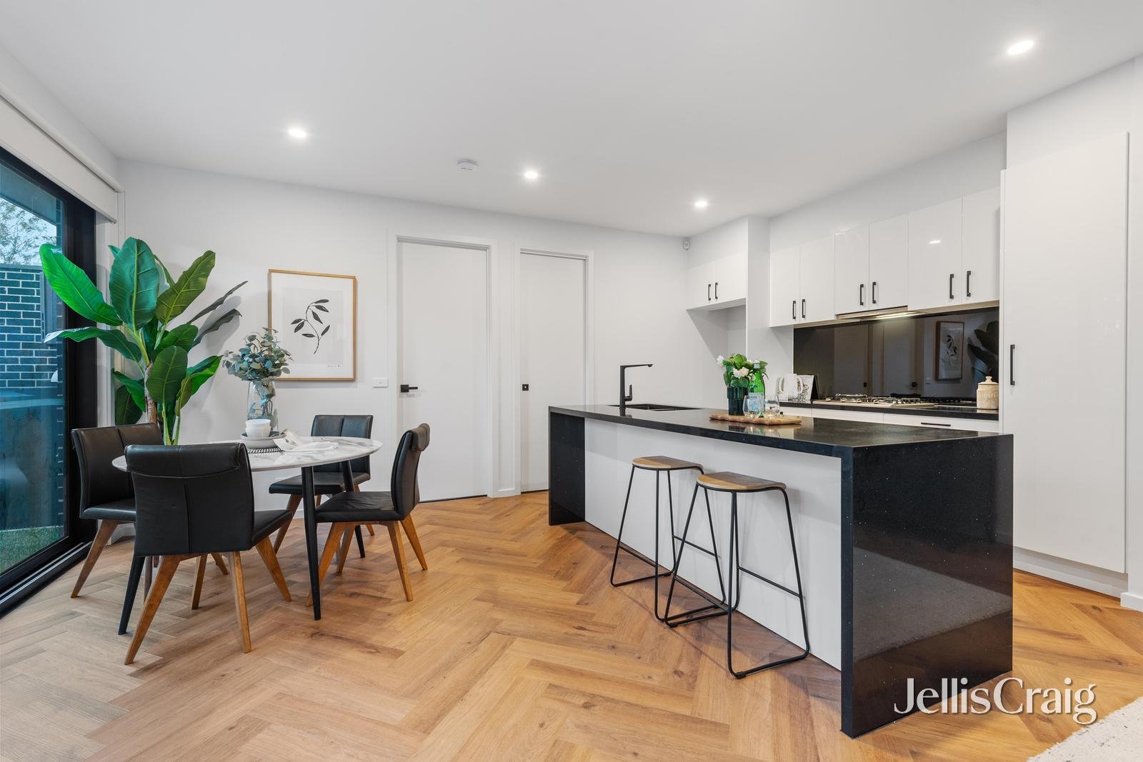 1/8 Box Hill Crescent, Mont Albert North image 4