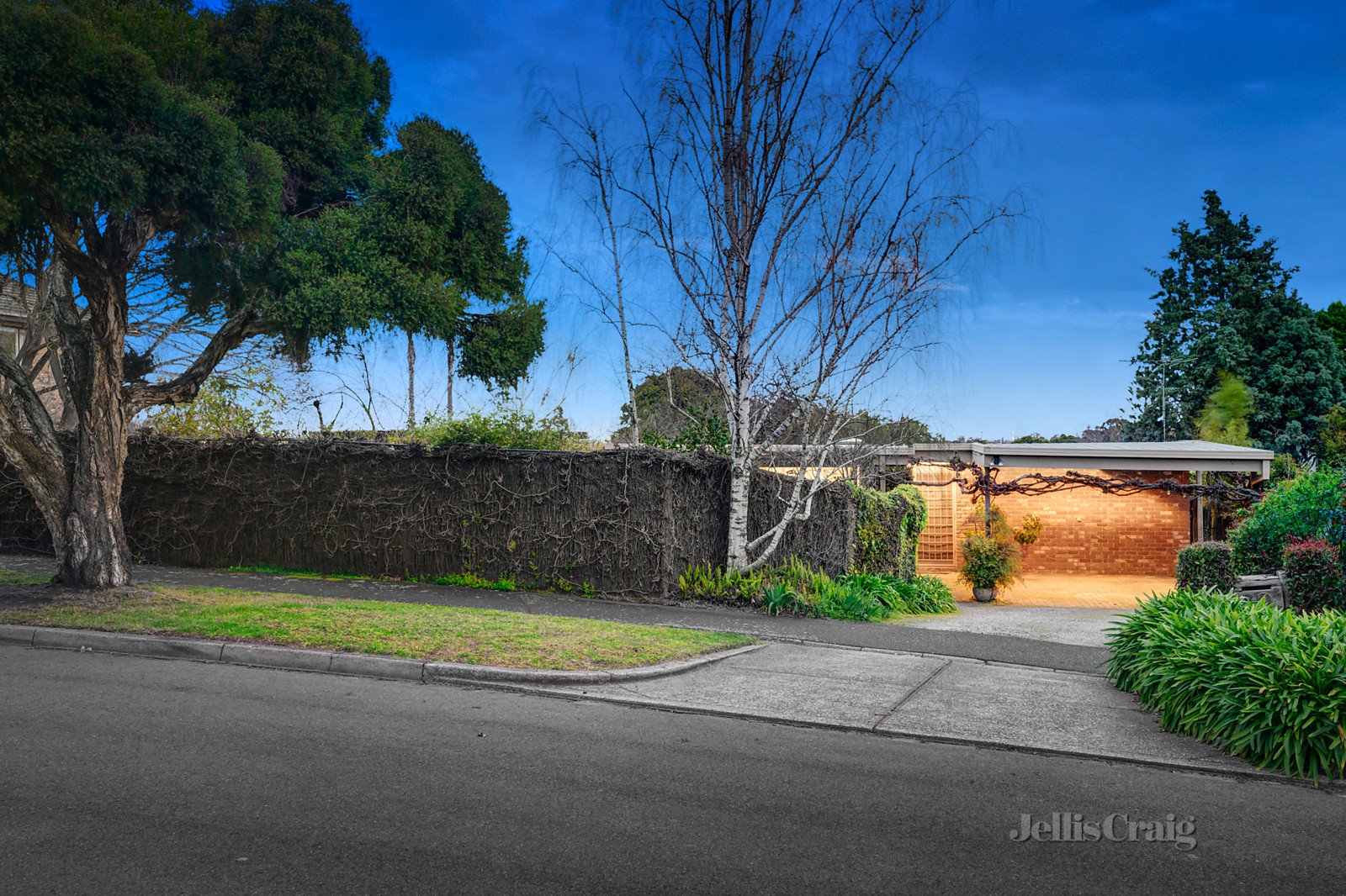 18 Chaucer Crescent, Canterbury image 9