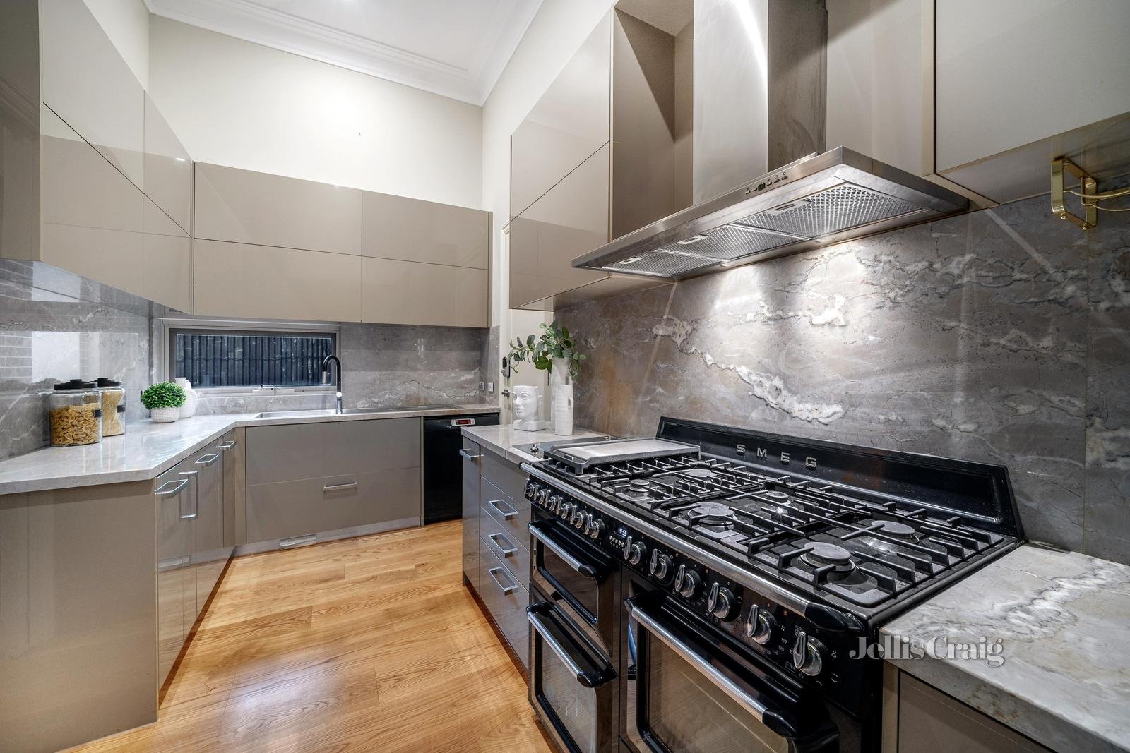 18 Compton Street, Glen Waverley image 8