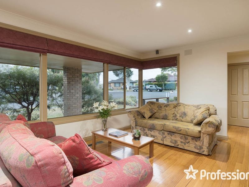 18 Corrong Crescent, Mooroolbark image 3