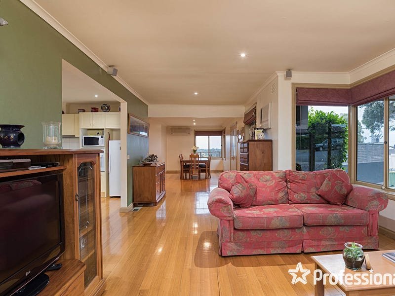 18 Corrong Crescent, Mooroolbark image 4