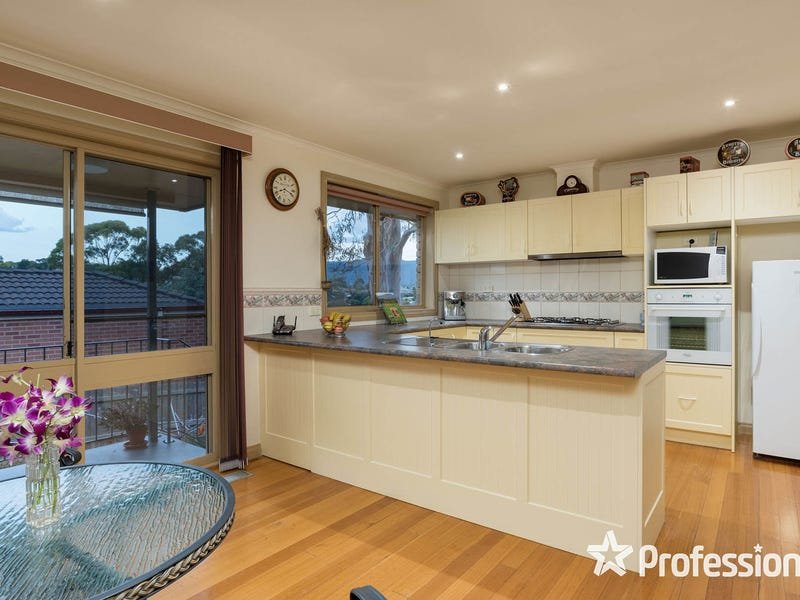 18 Corrong Crescent, Mooroolbark image 6