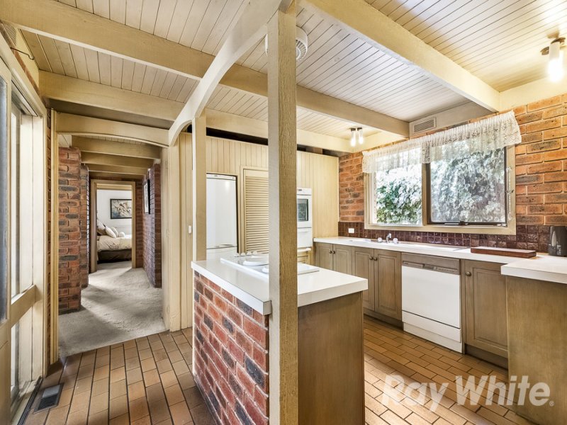 18 Darlington Avenue, Wheelers Hill image 3