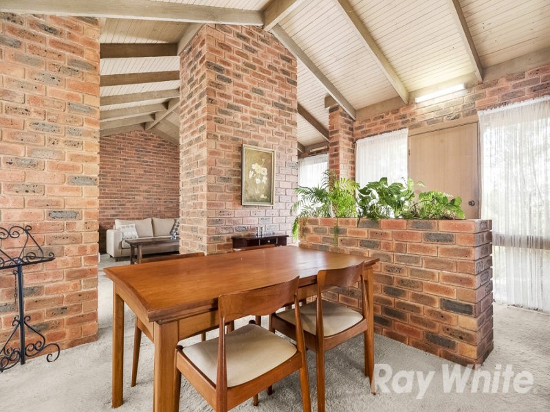 18 Darlington Avenue, Wheelers Hill image 5