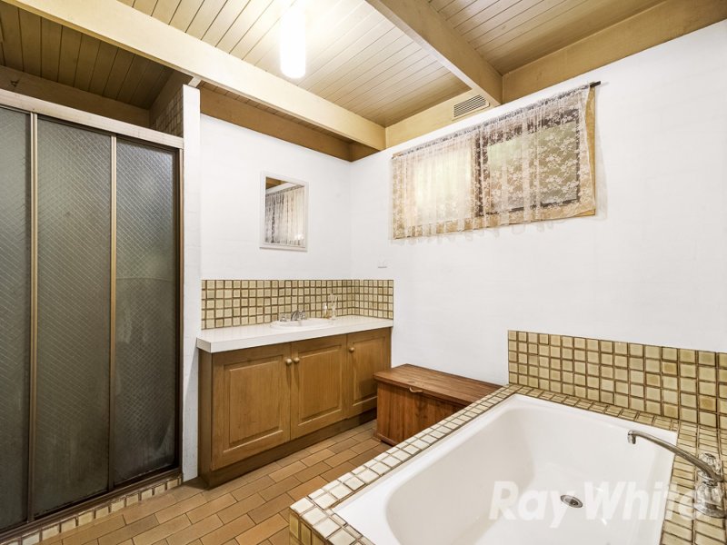 18 Darlington Avenue, Wheelers Hill image 8