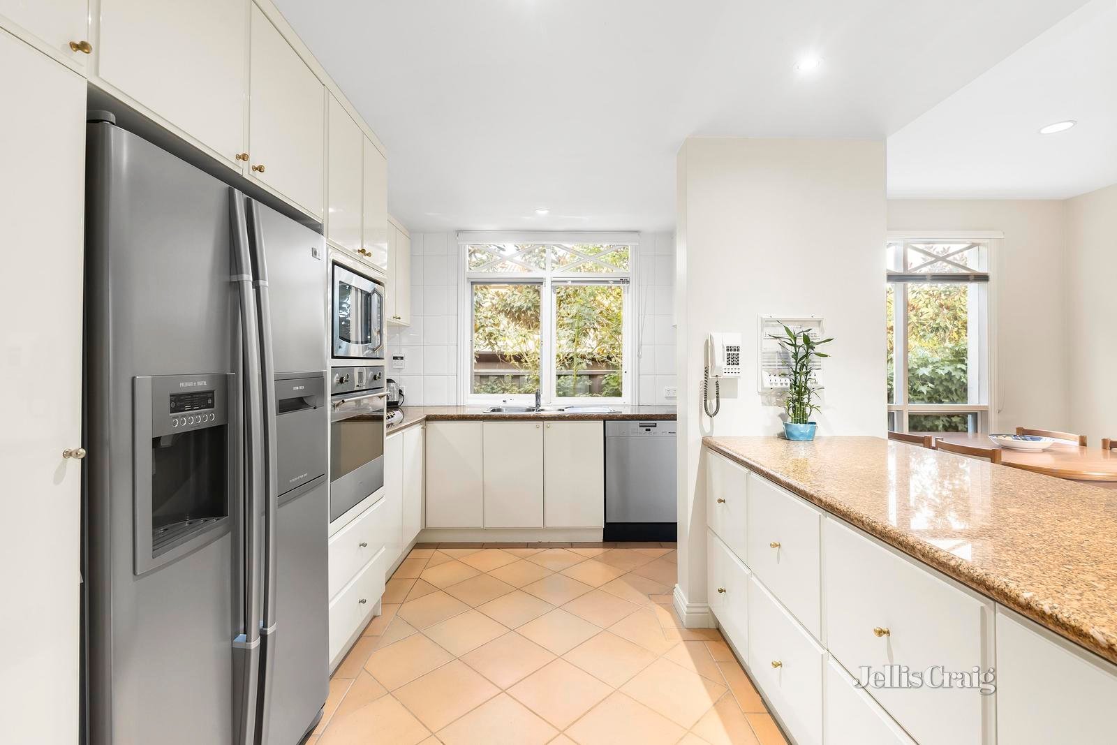 18 Dena Court, Templestowe image 4