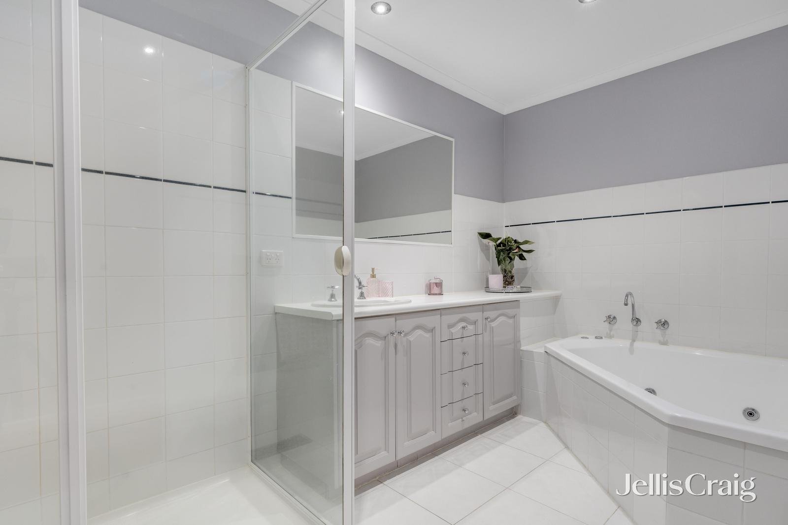 18 Diana Drive, Blackburn North image 8