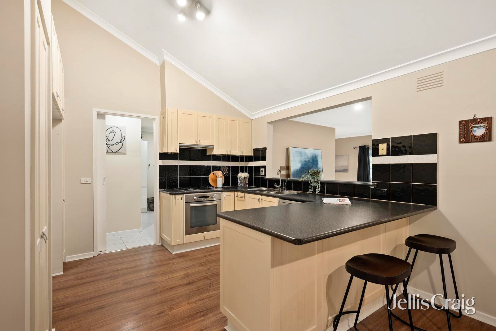 18 Eastwood Crescent, Mooroolbark image 8