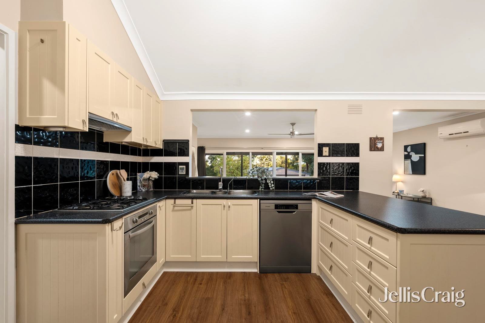 18 Eastwood Crescent, Mooroolbark image 9