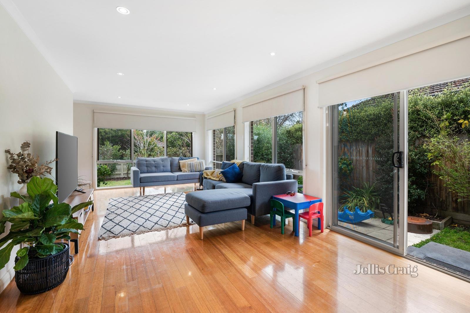 1/8 Glen Ebor Avenue, Blackburn image 2