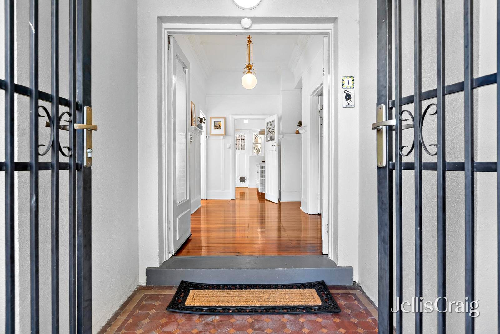 1/8 Glen Huntly Road, Elwood image 3