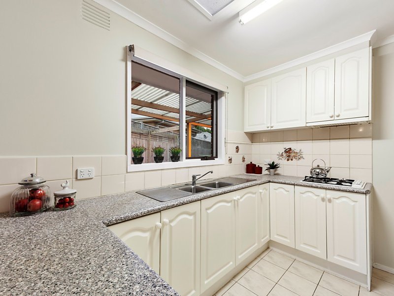 1/8 Halls Parade, Mitcham image 3