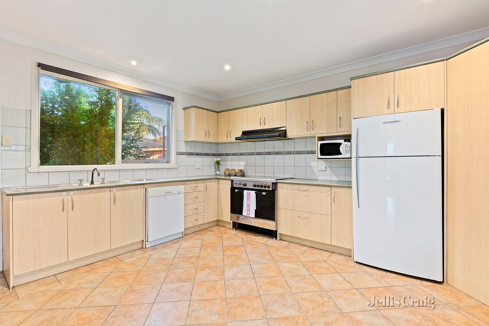 18 Hood Crescent, Fawkner image 2