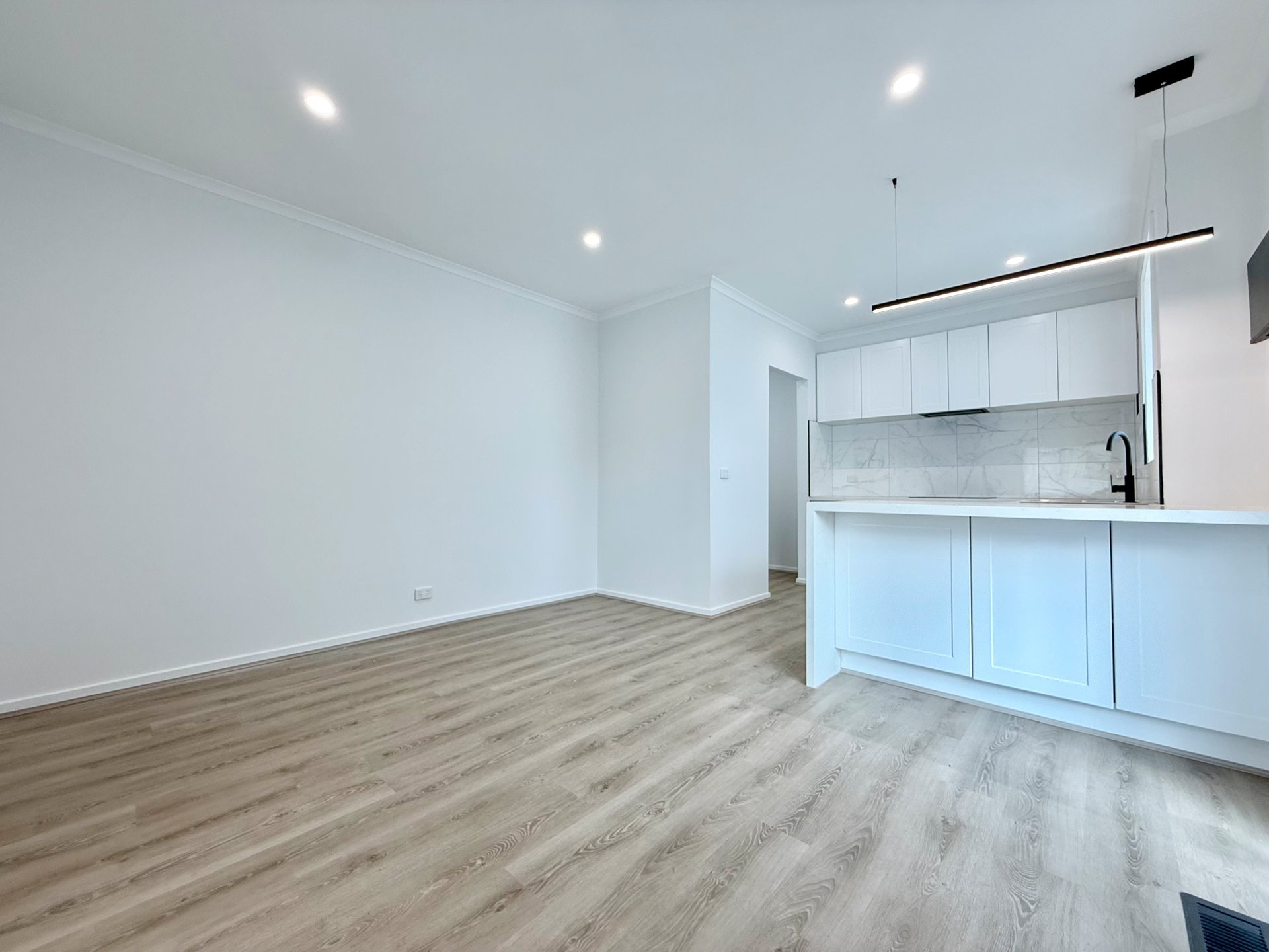 1/8 Ireland Avenue, Doncaster East image 5
