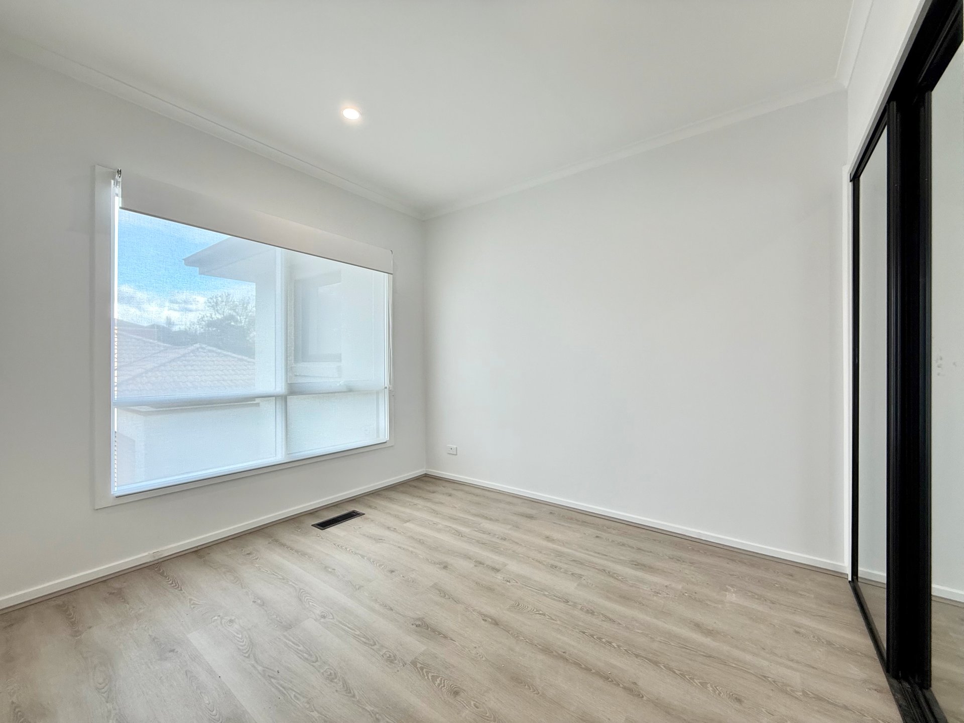 1/8 Ireland Avenue, Doncaster East image 9