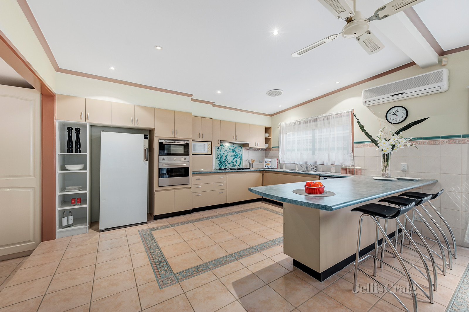 18 Johnson Drive, Glen Waverley image 4