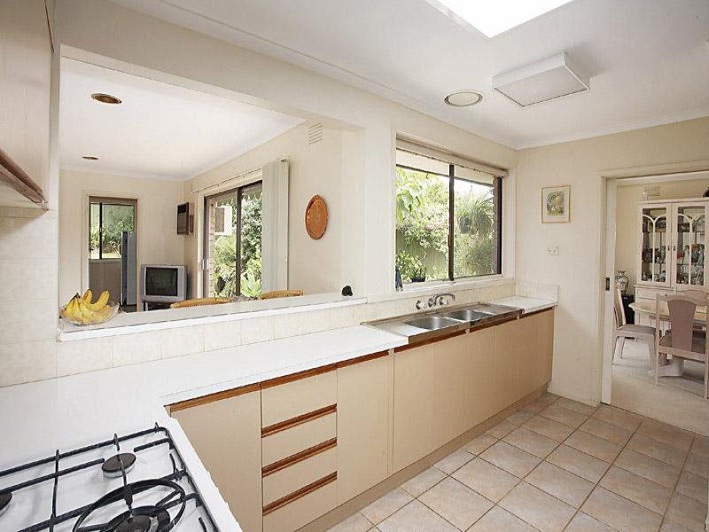18 Jonathan Avenue, Burwood East image 4