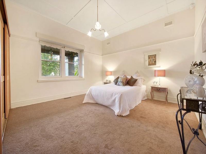 18 Kennealy Street, Surrey Hills image 7
