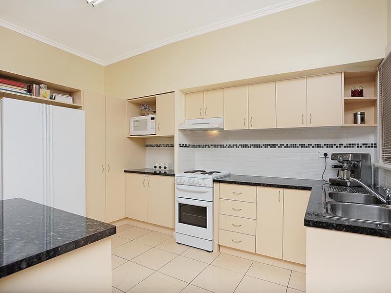 1/8 Kirk Street, Ringwood image 7