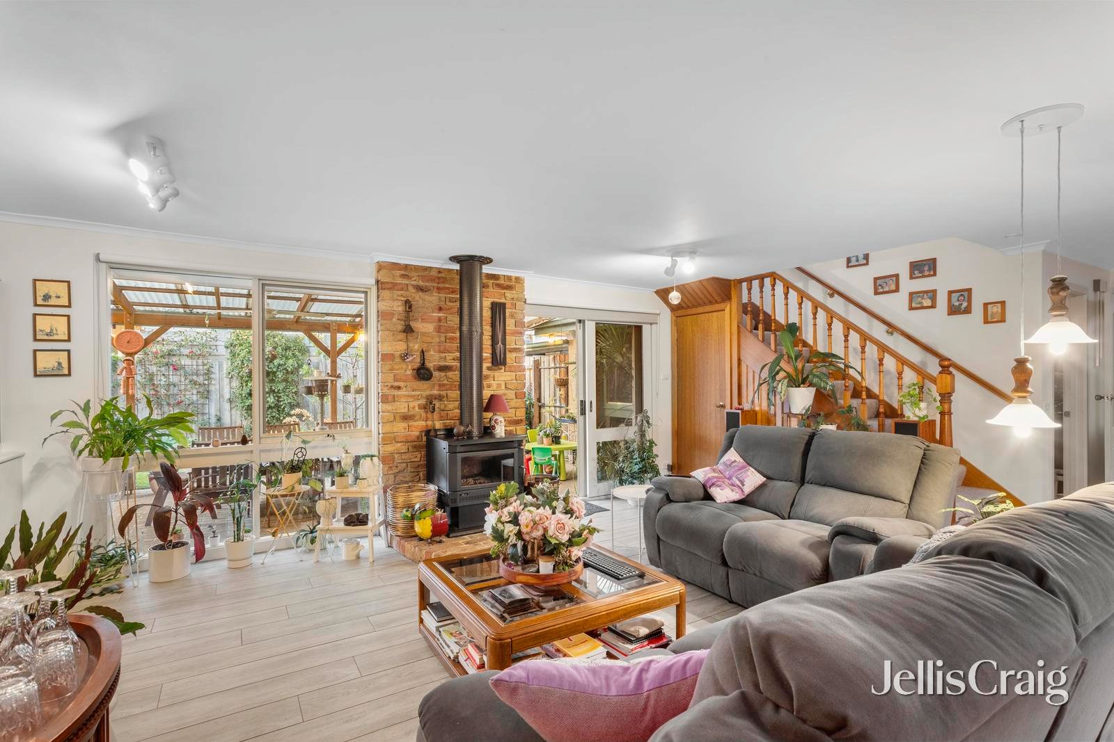 18 Lennox Avenue, Glen Waverley image 2