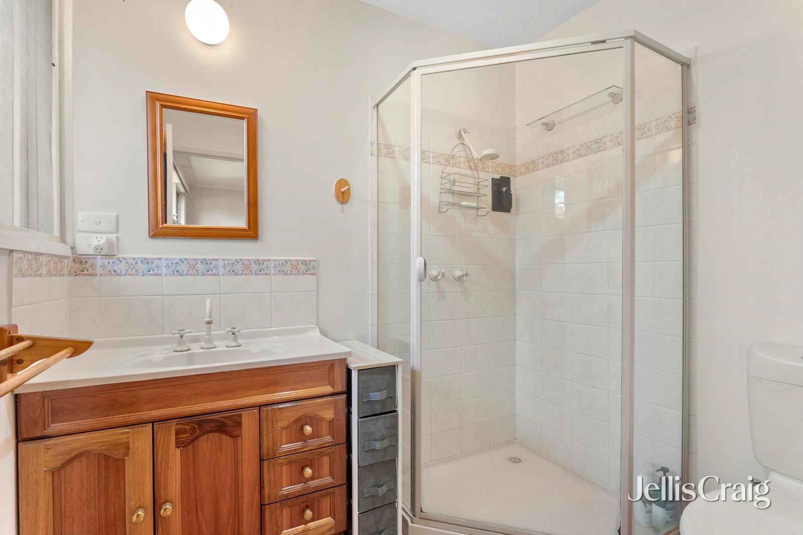 18 Lennox Avenue, Glen Waverley image 7