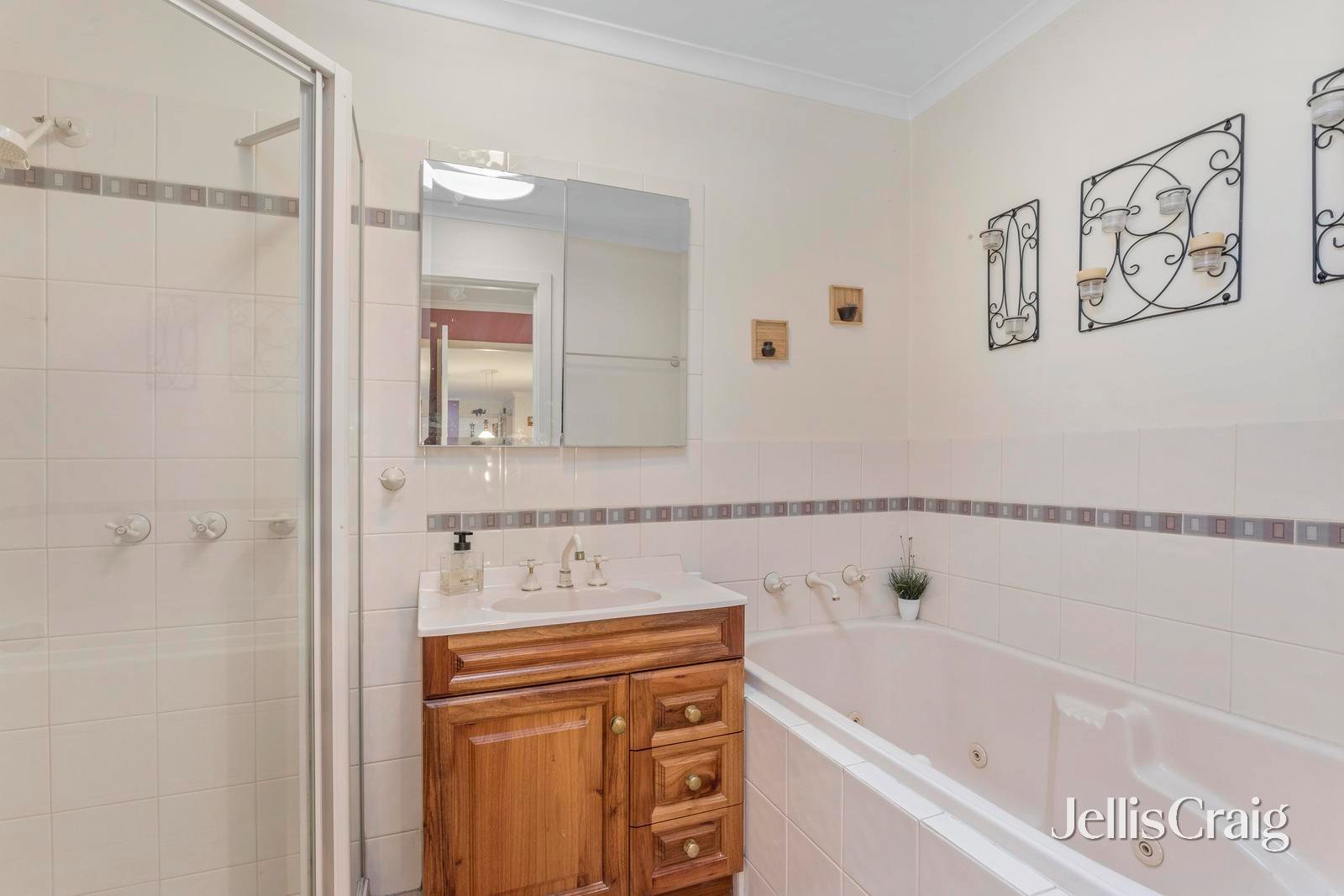 18 Lennox Avenue, Glen Waverley image 9