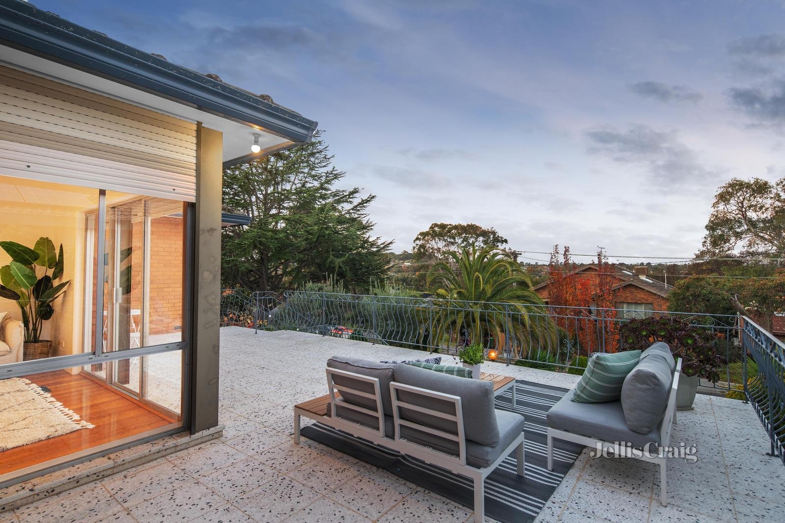 18 McAuley Drive, Rosanna image 2