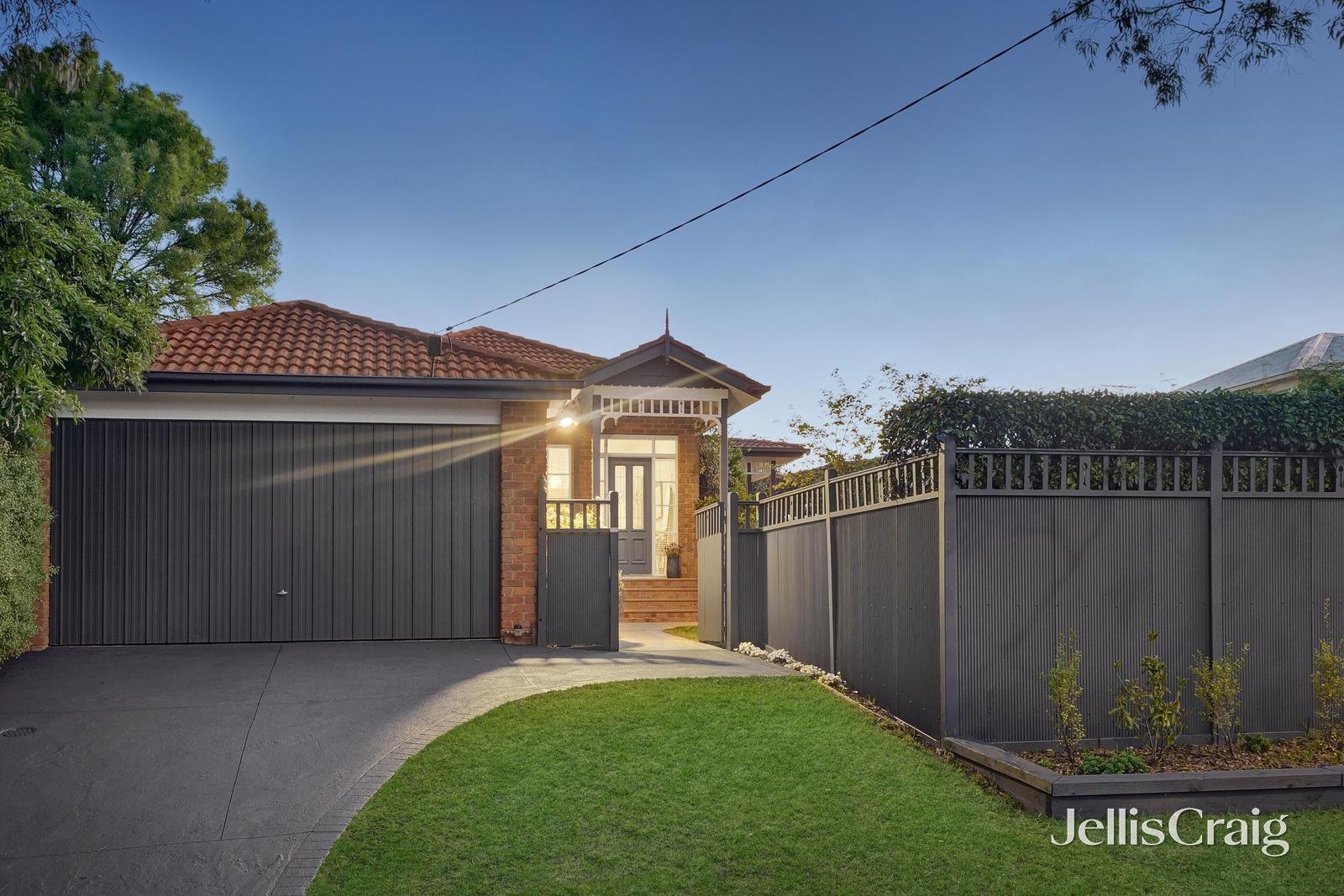 18 Middlefield Drive, Blackburn North image 1