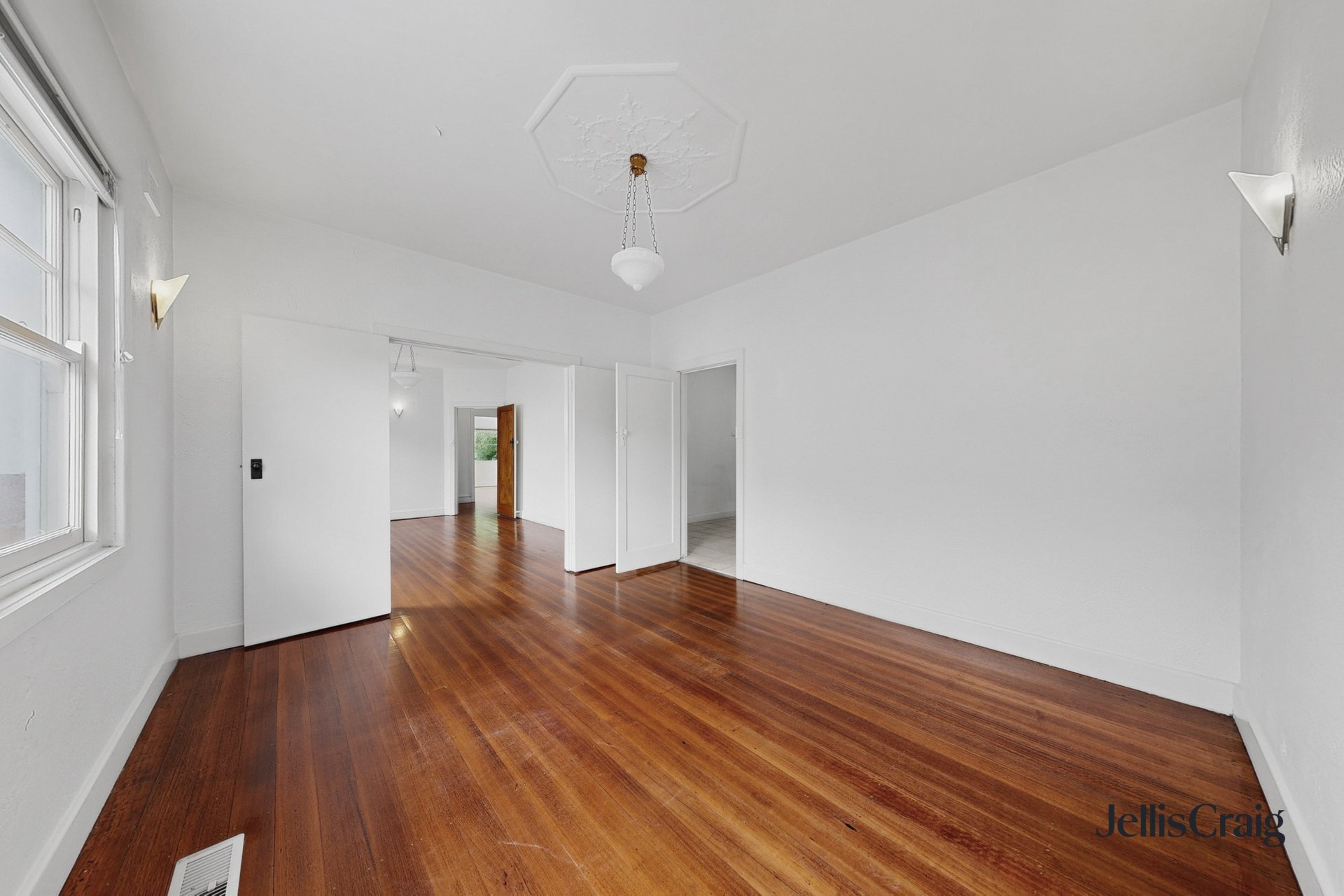 1/8 Millicent Avenue, Toorak image 2