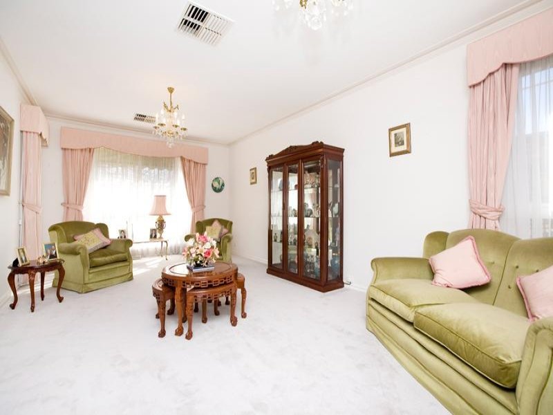 1/8 Orchard Crescent, Mont Albert North image 2