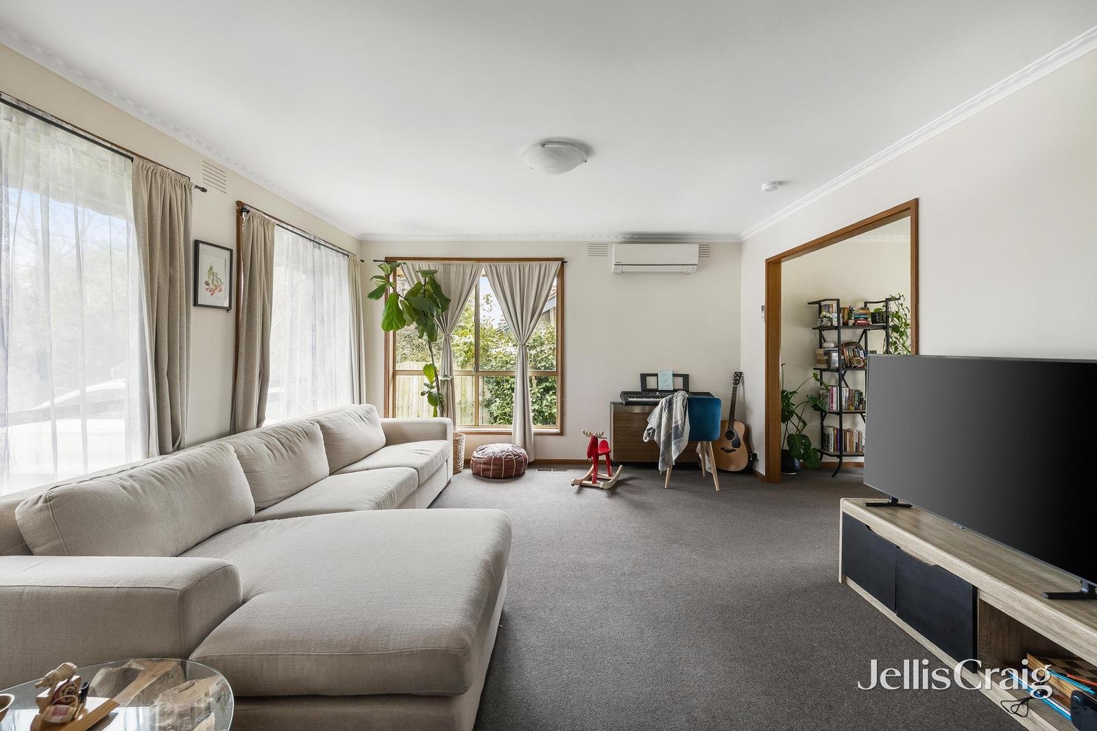 18 Proudfoot Street, Mont Albert image 2