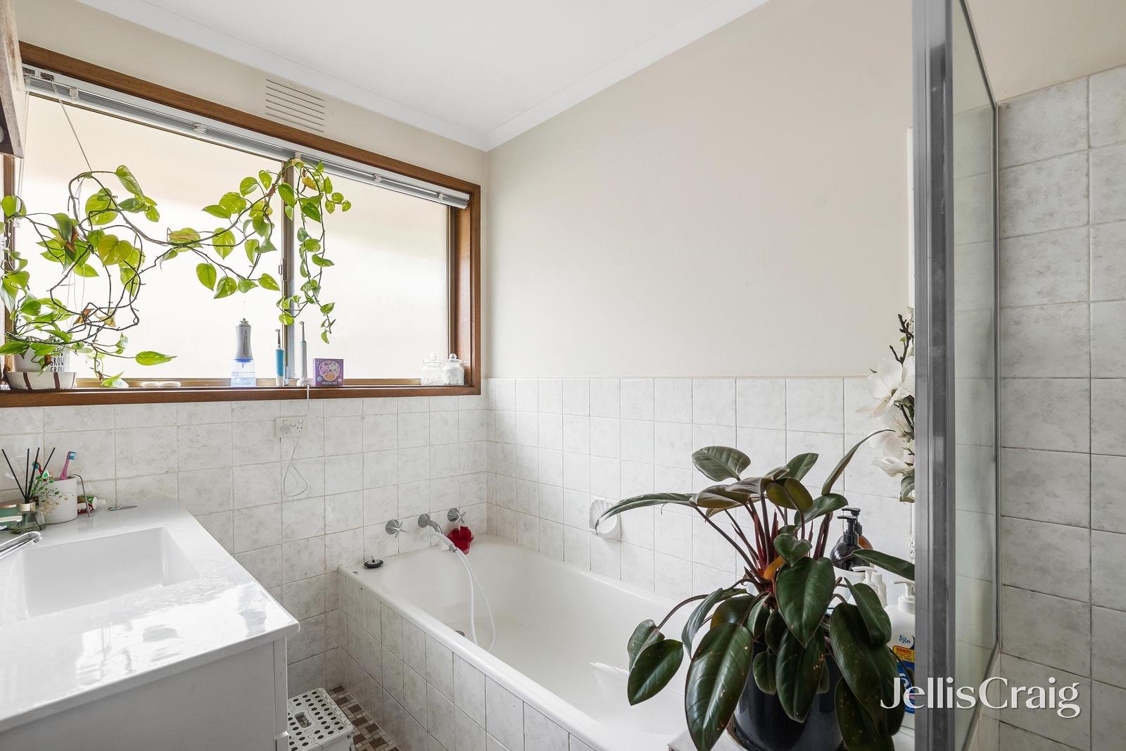 18 Proudfoot Street, Mont Albert image 6