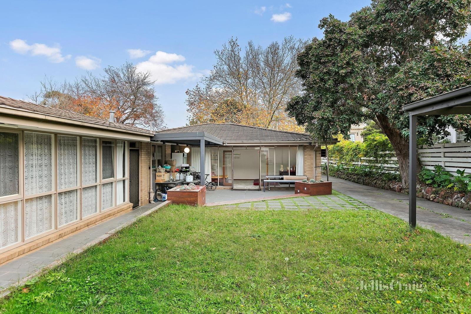 18 Rubens Grove, Canterbury image 2