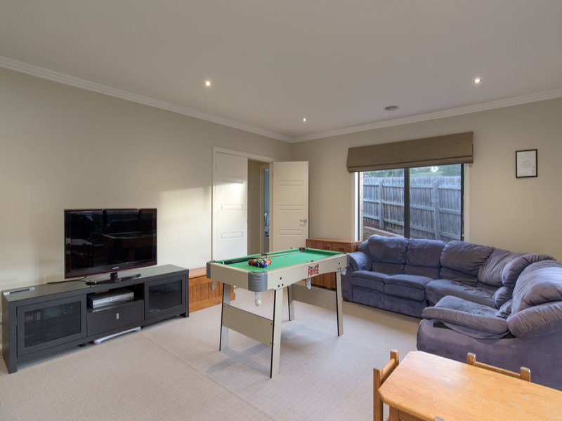 18 St James Park Rise, Mooroolbark image 5