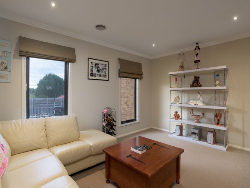 18 St James Park Rise, Mooroolbark image 6