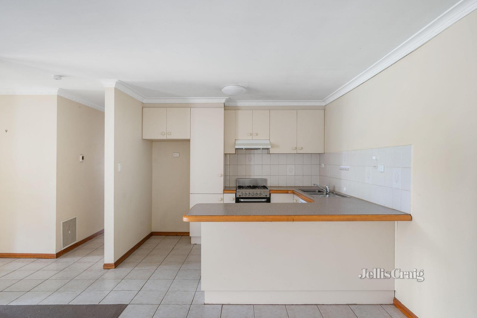 1/8 Stewart Road, Oakleigh East image 2